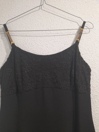 Vestido de fiesta negro con tirantes joya