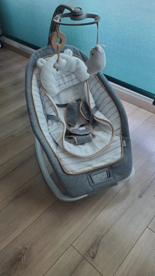Hamaca para bebé gris con peluches