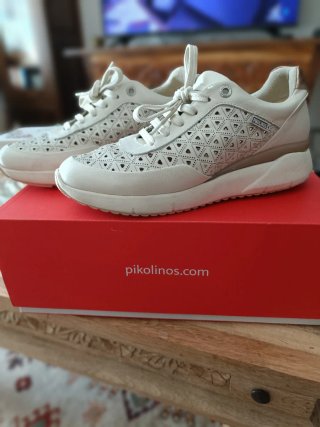 Zapatillas Pikolinos Beige/Blanco Perforadas