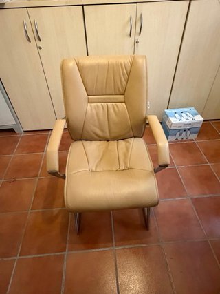 Silla de oficina piel beige giratoria