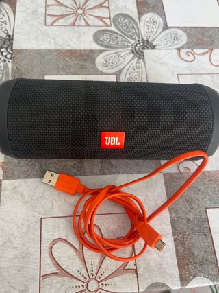 Altavoz JBL Negro con Cable Cargador Naranja