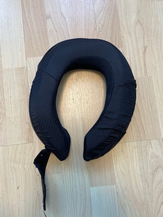 Collarín Acerbís Negro