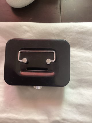 Mini caja fuerte metálica negra con llave