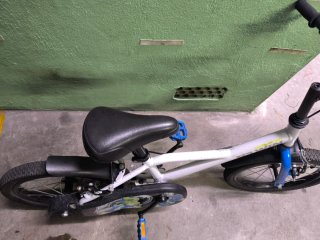 Bicicleta infantil Btwin blanca y azul