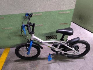 Bicicleta infantil Btwin blanca y azul