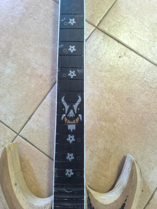 Mástil de guitarra con decoración