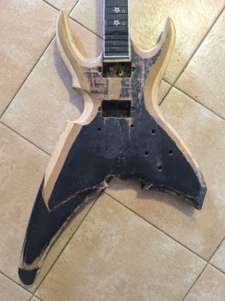 Mástil de guitarra con decoración