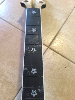 Mástil de guitarra con decoración