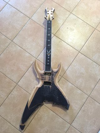Mástil de guitarra con decoración