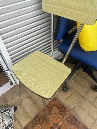 Sillas de plástico y madera