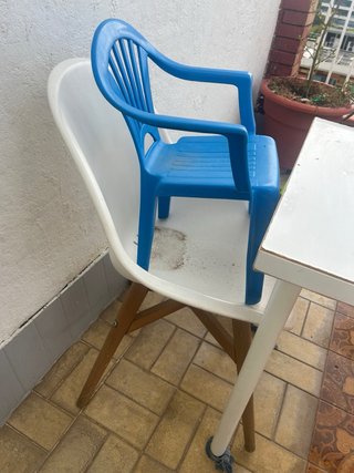 Sillas de plástico y madera