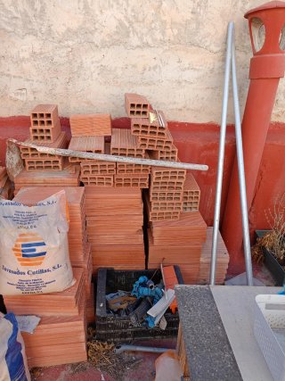 Tejas, ladrillos y ventana