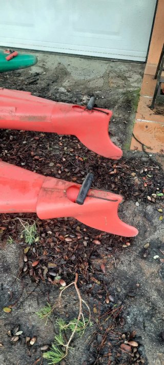 2 kayaks rojos