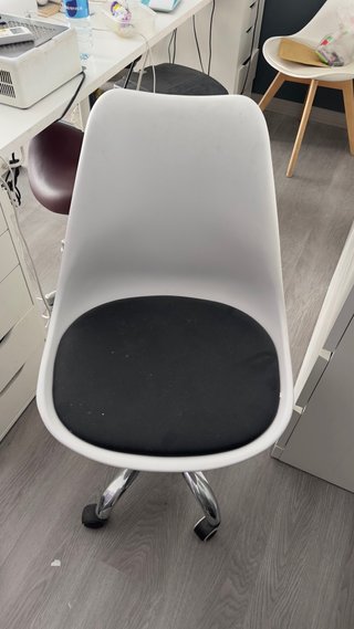 Silla de escritorio moderna blanca y negra