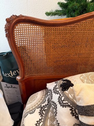 Cama de madera vintage con colchón