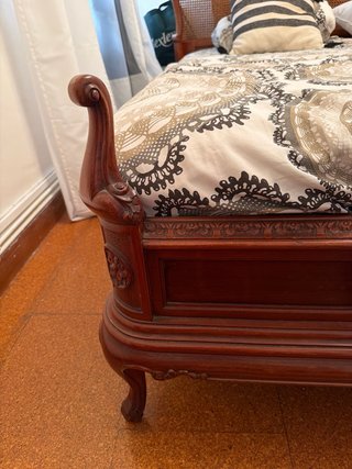 Cama de madera vintage con colchón