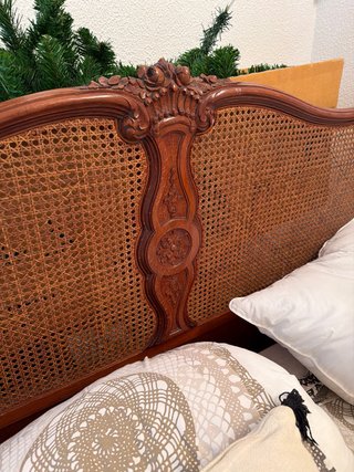 Cama de madera vintage con colchón