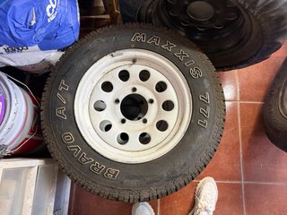 5 cubiertas y llantas
