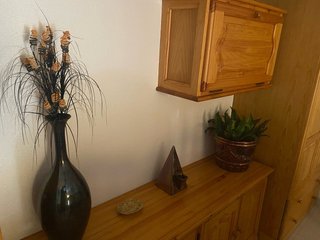 Figura decorativa metal y madera