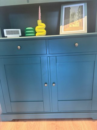Vitrina verde de madera  con puertas de cristal