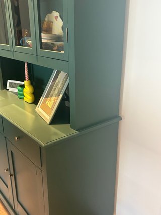 Vitrina verde de madera  con puertas de cristal