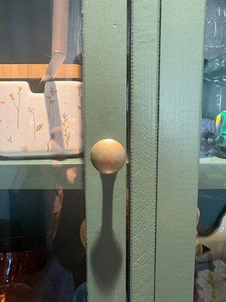 Vitrina verde de madera  con puertas de cristal