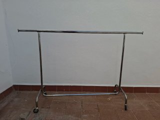 Perchero de acero inoxidable. 10 und disponibles.