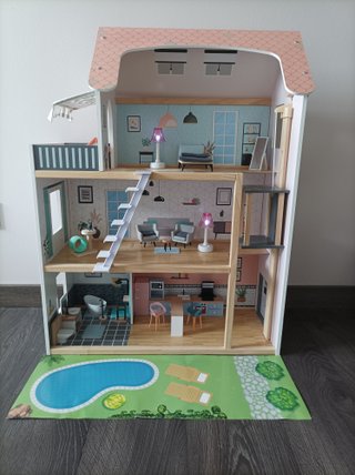 Casa de muñecas con muebles