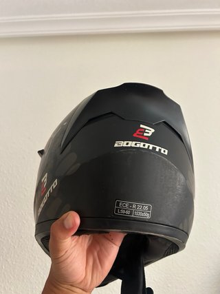 Casco de moto con diseño de dientes