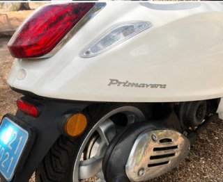 Vespa Primavera 50cc Blanca y Roja