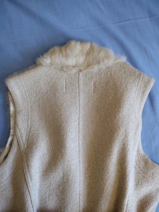 Chaleco pelo beige con cinturón