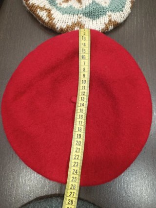 Lote 3 boinas (roja, gris, estampada) y bufanda
