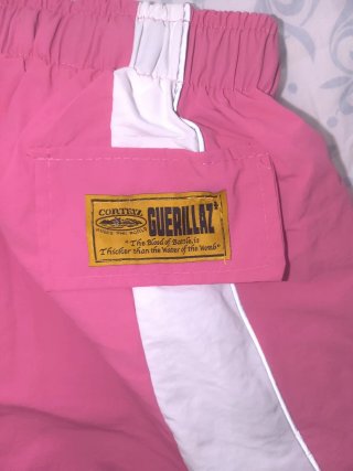 Pantalón corto Corteiz rosa y blanco