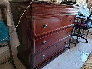 Cómoda de madera noble con cristal a medida