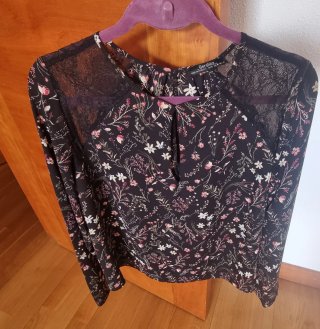 Blusa Bershka negra floral encaje Talla M
