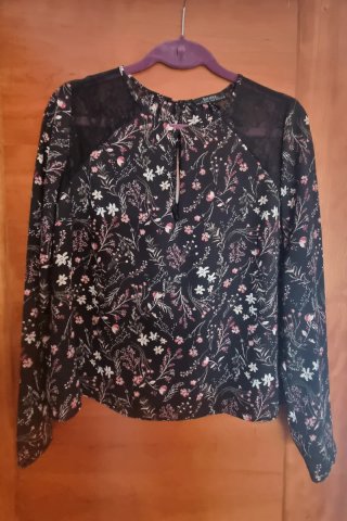 Blusa Bershka negra floral encaje Talla M