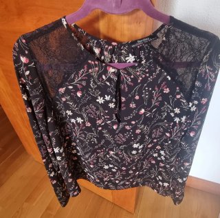 Blusa Bershka negra floral encaje Talla M