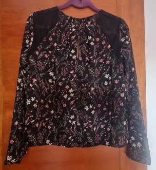 Blusa Bershka negra floral encaje Talla M