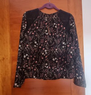 Blusa Bershka negra floral encaje Talla M