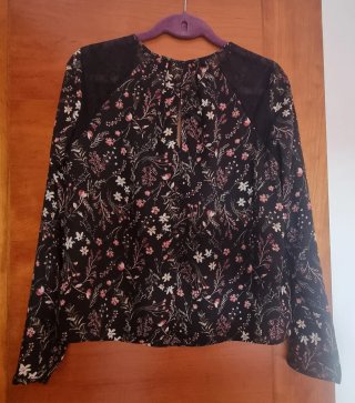 Blusa Bershka negra floral encaje Talla M