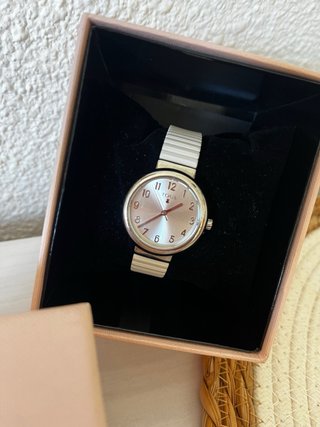 Reloj Tous esfera plateada, y correa blanca