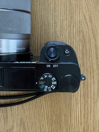 Sony Alpha 6000 (α6000) + Objetivo E 18–55mm