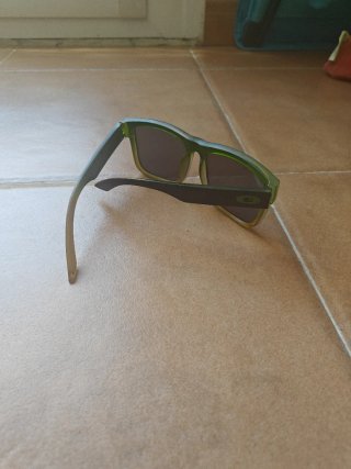 Gafas de sol negras y verdes