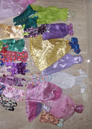 Conj.Muñecas Disney y Barbie con vestidos extras