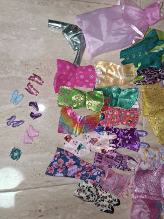 Conj.Muñecas Disney y Barbie con vestidos extras