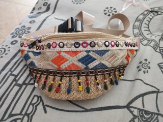 Riñonera de rafia con abalorios