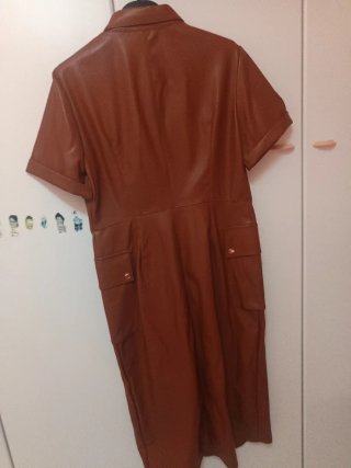 Vestito in similpelle marrone