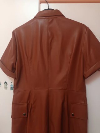 Vestito in similpelle marrone