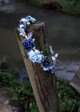 Corona de flores, tocado, azul marino y plateada