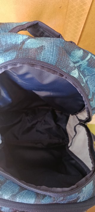 Mochila azul y multicolor